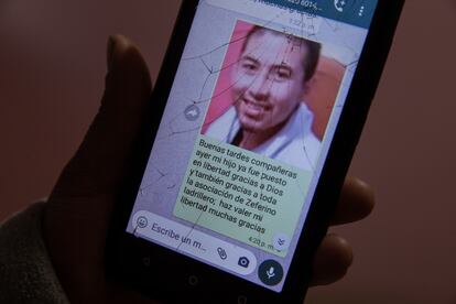 Jovita Núñez muestra el mensaje que envió al grupo de WhatsApp donde anuncia la liberación de su hijo.