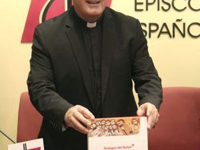 El secretario general de la Conferencia Episcopal Espa&ntilde;ola, Jose Mar&iacute;a Gil Tamayo, presenta el nuevo catecismo.