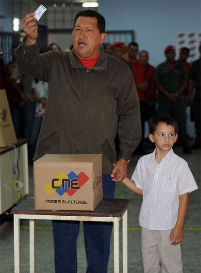 Hugo Chávez vota en Caracas junto a su nieto.