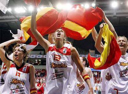 Las jugadoras de la selección española festajan el bronce.