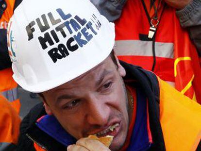 Foto de archivo de un empleado de ArcelorMittal en Florange durante una protesta en contra de los planes de la empresa.