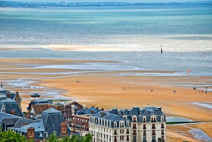 La playa de Houlgate, en Normandía (Francia).