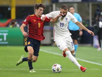 Gavi y Benzema se disputan el balón en la final de la Liga de Naciones.