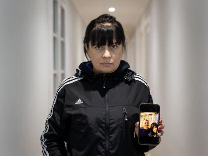Angela Margieva, de 38 años, muestra una foto con su marido, Aslán Margiev, fallecido en un accidente laboral.