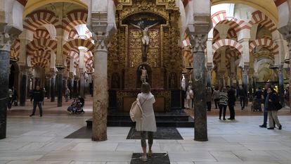 Visitantes en en interior de la mezquita-catedral de Córdoba.