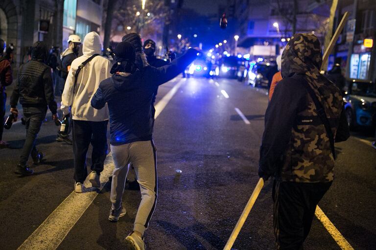 Octava noche de protestas y altercados en Barcelona por el encarcelamiento del rapero Pablo Hasél.