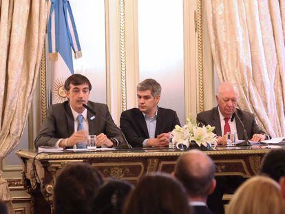 Los ministros Esteban Bullrich y Marcos Pe&ntilde;a junto al expresidente de Chile, Ricardo Lagos en la Casa Rosada.