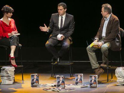 Albert Rivera, acompañado de Anna Grau y Juan Carles Girauta, en el acto de presentación de libro.