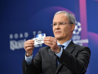 El vicesecretario general de la UEFA, Giorgio Marchetti, durante el sorteo de Champions.