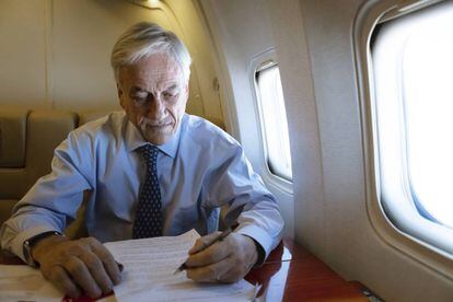 El presidente de Chile, Sebastián Piñera, el pasado martes en el avión presidencial.