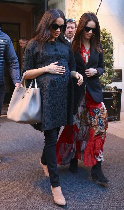 Meghan Markle y Abigail Spencer a su salida del hotel Surrey de Nueva York.