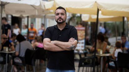 Ángel Prieto, ante una terraza en Valencia.