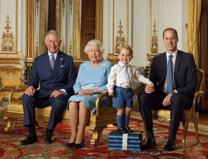 Fotografía difundida por el palacio de Buckingham en abril de 2016 para celebrar los 90 años Isabel II. En la imagen, la Reina aparece acompañada de los tres herederos al trono británico: su hijo Carlos de Inglaterra y el príncipe Jorge cogido de la mano de su padre, Guillermo de Inglaterra.