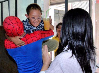 El bombero tailandés disfrado de Spiderman con el niño.