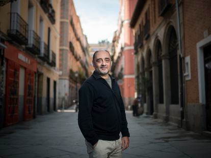 El cineasta Juanjo Castro el lunes en una de las calles del barrio Malasaña de Madrid.

Foto: Inma Flores