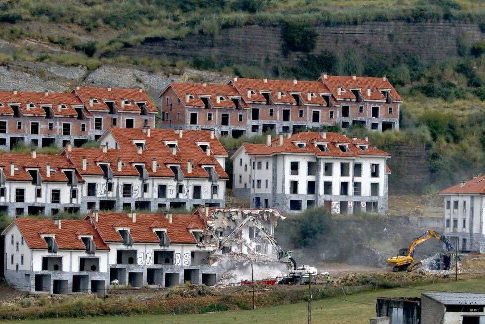 Derribo en 2016 de la urbanización del Alto Del Cuco, en Piélagos, Cantabria