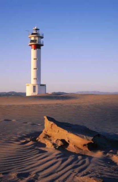 Faro de la Punta del Falgar, en el Delta del Ebro (Tarragona).