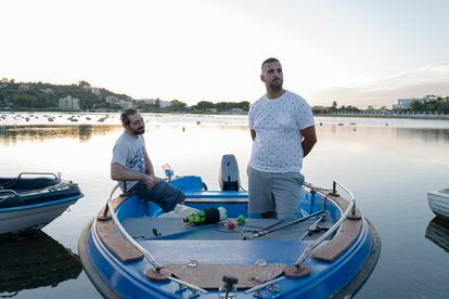 Dos pescadores de Messina, en una de las lagunas naturales donde se crían mejillones.