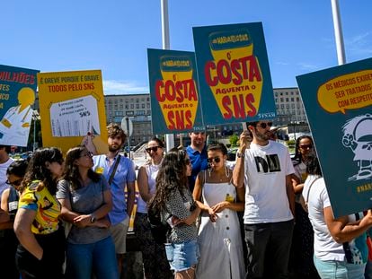 Concentración de médicos ante el hospital Santa María, en Lisboa, durante una jornada de huelga celebrada el 5 de julio.