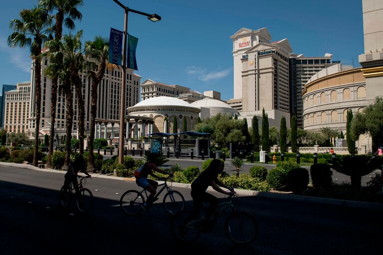 Ciclistas en el Strip de Las Vegas, vacío por las órdenes de cuarentena.