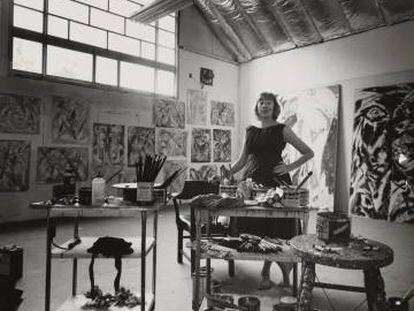 Lee Krasner en su estudio en 1962.