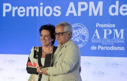 Juan Cruz recibe el premio a la trayectoria de manos de Vcitoria Prego, presidenta de la APM.