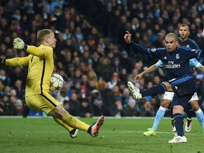 Pepe remata al cuerpo de Joe Hart en el partido entre el Manchester City y el Real Madrid.