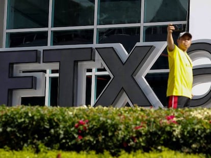 Logo de FTX en la entrada del FTX Arena en Miami, Florida,