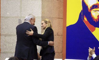 El expresidente Felipe González saluda a Lilian Tintori.