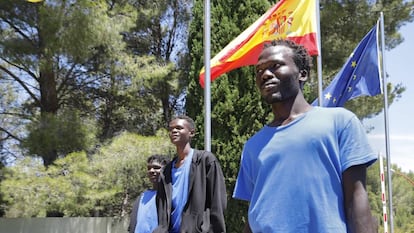 Tres de los migrantes del 'Aquarius' alojados en el centro educativo de Cheste, en Valencia.