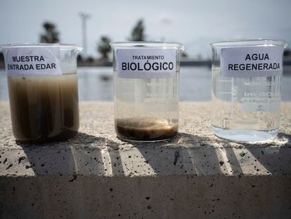 El agua residual al entrar en la depuradora de Alguazas (Murcia), tras el tratamiento biológico y una vez terminado el proceso completo para su reutilización.