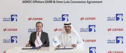 El jefe ejecutivo del grupo ADNOC, Sultan Ahmed al Yaber, y el vicepresidente y consejero delegado de Cepsa, Pedro Miró, durante la firma del acuerdo.