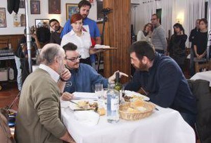 El director de 'Justi&Cia', Ignacio Estaregui (centro), charla con Álex Angulo y Hovik Keuchkerian.