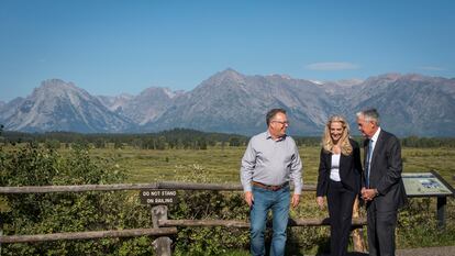 El presidente del Banco de la Reserva Federal de Nueva York, John Williams, con Lael Brainard y Jerome Powell, la vicepresidenta y el vicepresidente de la Reserva Federal durante el simposio anual del banco central en el Parque Nacional Grand Teton, este viernes.