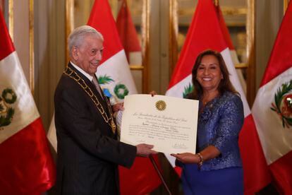 Mario Vargas Llosa recibe la condecoración del Gran Collar de la Orden del Sol de manos de la presidenta de Perú, Dina Boluarte.