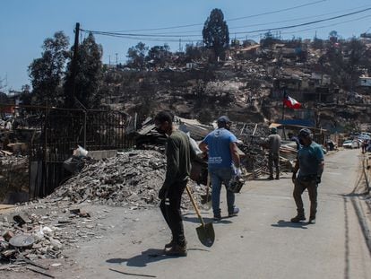 Un grupo de voluntarios ayuda a retirar escombros en el sector de Achupallas, tras los incendios que afectaron Viña del Mar, el pasado 6 de febrero.