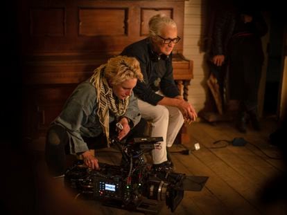 La directora Jane Campion (derecha) durante el rodaje de 'El poder del perro'.