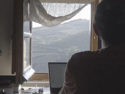 El informático Luis Luzondo teletrabaja desde su casa en el municipio de Trevijano, en La Rioja