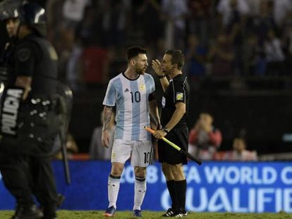 Messi, al final del partit contra Xile, quan va insultar el jutge de línia.