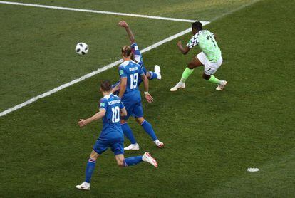 Musa marca el 1 - 0 para Nigeria.