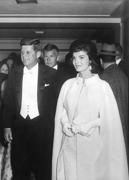 Jackie Kennedy es reconocida como una de las mujeres más elegantes que han pisado la Casa Blanca. Ella fue un icono de estilo en todo el mundo. Tenía una gran debilidad por los diseñadores franceses. El día de la toma de posesión de su esposo lució una capa diseñada por ella en colaboración con Bergdorf Goodman Ethan Frankau.