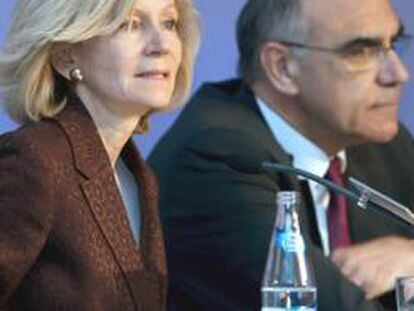 Elena Salgado, junto al presidente del Círculo de Economía, Salvador Alemany