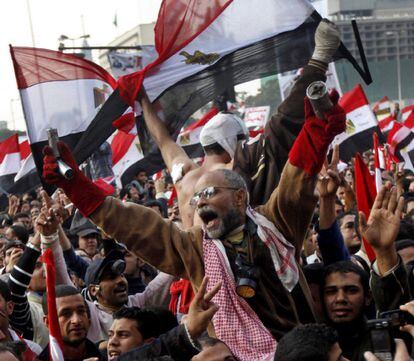Manifestantes lanzan consignas contra la junta militar en la plaza de la Liberación de el Cairo.