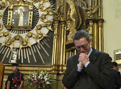 El alcalde de Madrid, Alberto Ruiz-Gallardón, durante la misa de la Virgen de la Paloma.