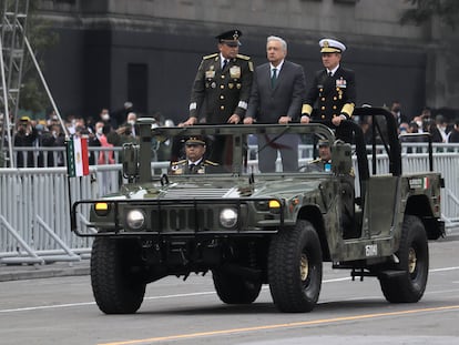 El presidente Andrés Manuel López Obrador (en el centro), acompañado del General Luis Cresencio Sandoval González (a la izquierda), secretario de la Defensa, y José Rafael Ojeda Durán (a la derecha), Secretario de Marina.