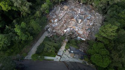 Vista aérea del colapso de un edificio en Gramado, Brasil, el 23 de noviembre 2023. 