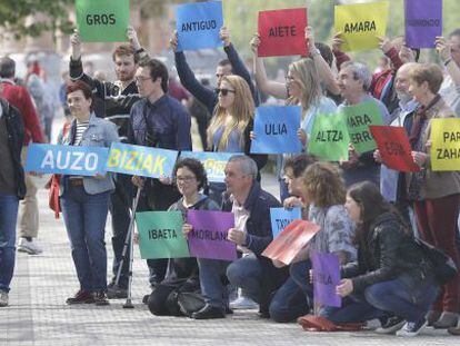 Juan Karlos Izagirre, a la izquierda, posa junto a miembros de su candidatura que exhiben carteles con los nombres de los barrios donostiarras. 