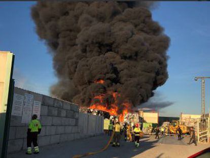 Los bomberos han pedido refuerzos a la Comunidad de Madrid al no poder hacerse con la extinción