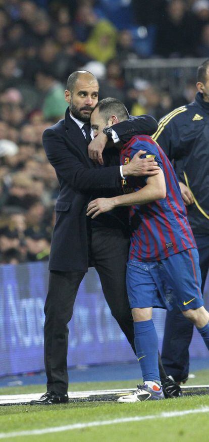 Guardiola abraza a Iniesta durante el partido.