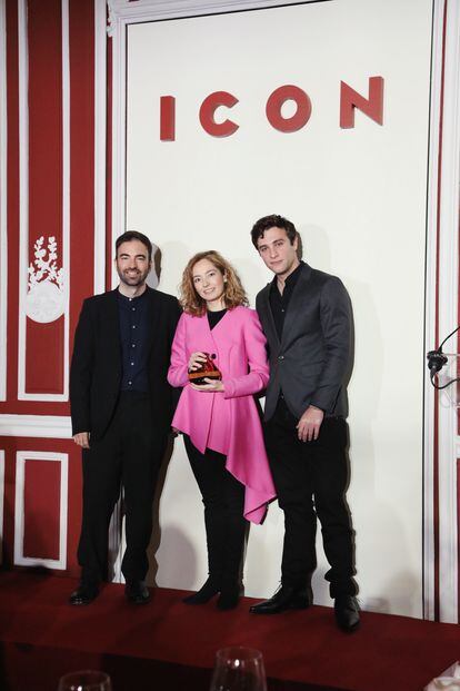 Carlos Primo, de ICON; Margarita Pareja, Jefe de Prensa España de Perfumes y Diseño; y el actor Pol Monen, jurado de honor de los Premios ICON de Fragancias Masculinas 2022.

